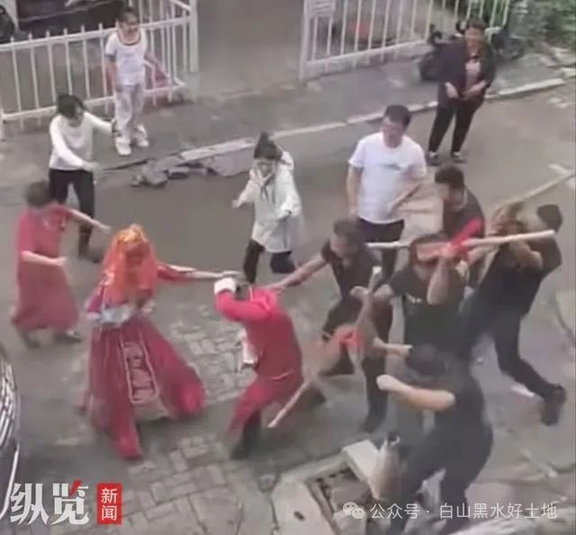 新郎接亲时被人持棍追打！