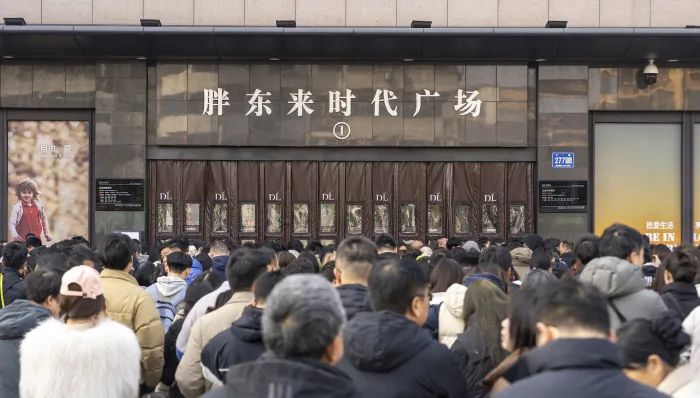 胖东来员工结婚不允许依靠父母积蓄买房买车，不允许收取或支付彩礼嫁妆，给双方家庭造成经济压力和精神包袱。