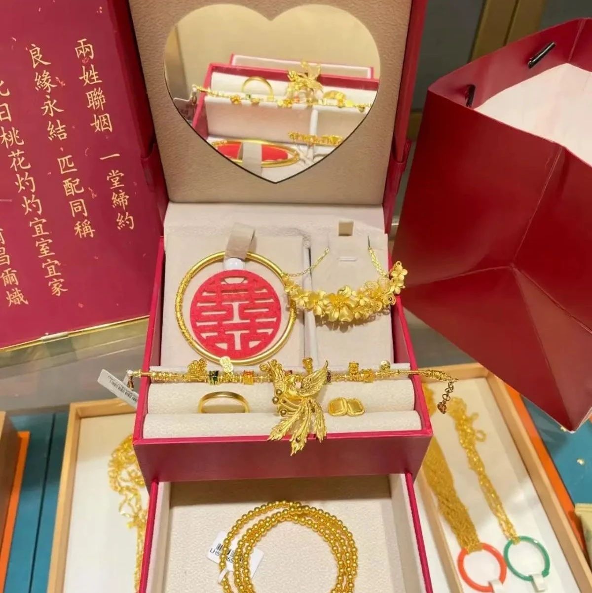 “五一”婚庆市场黄金周再度袭来！婚恋机构咨询量翻倍增长，四大金刚档期排至6月份……婚嫁经济持续“加热”中。