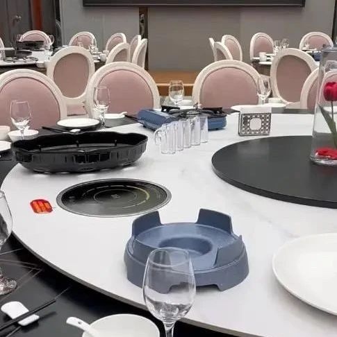 近日有网友称，在四川泸州市威尼斯庄园吃了婚宴的酒席后，许多人拉肚子，疑似吃了不洁食品中毒。相关部门已介入在调查，目前已对...